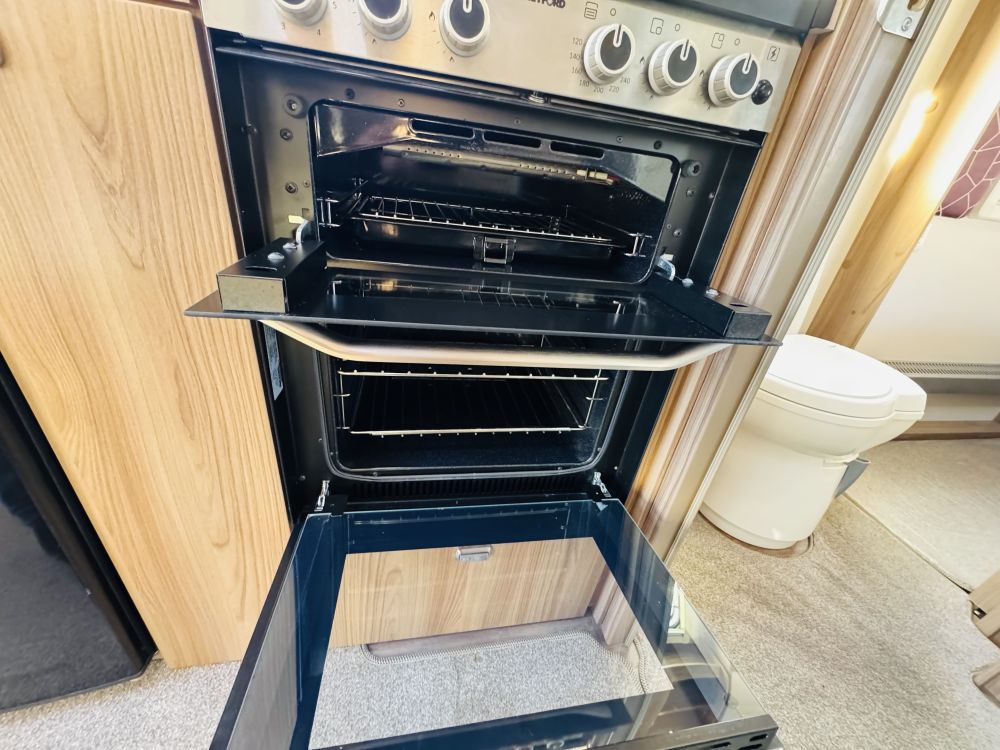 Swift Challenger  560 Island bed 