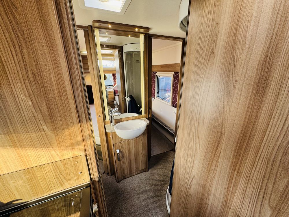 Swift Challenger  560 Island bed 