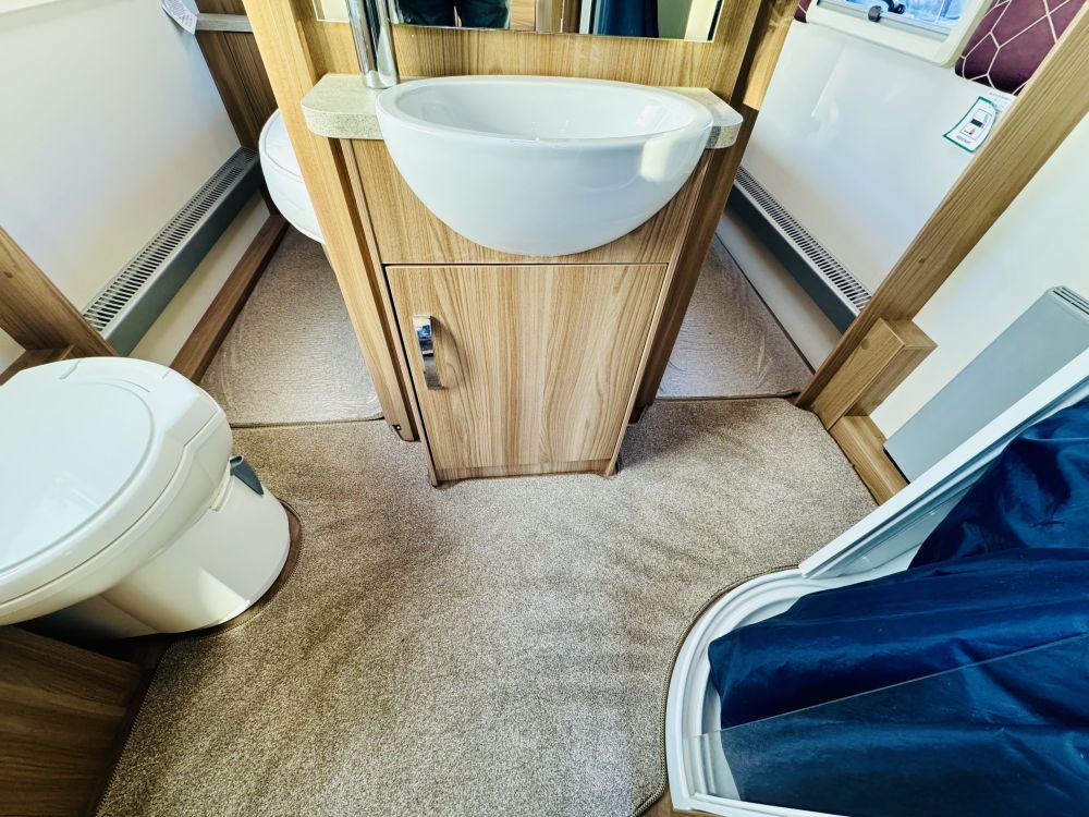 Swift Challenger  560 Island bed 