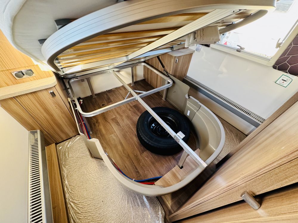 Swift Challenger  560 Island bed 