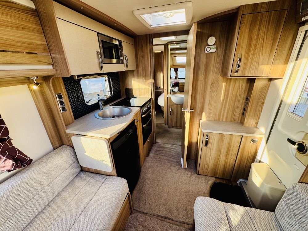 Swift Challenger  560 Island bed 