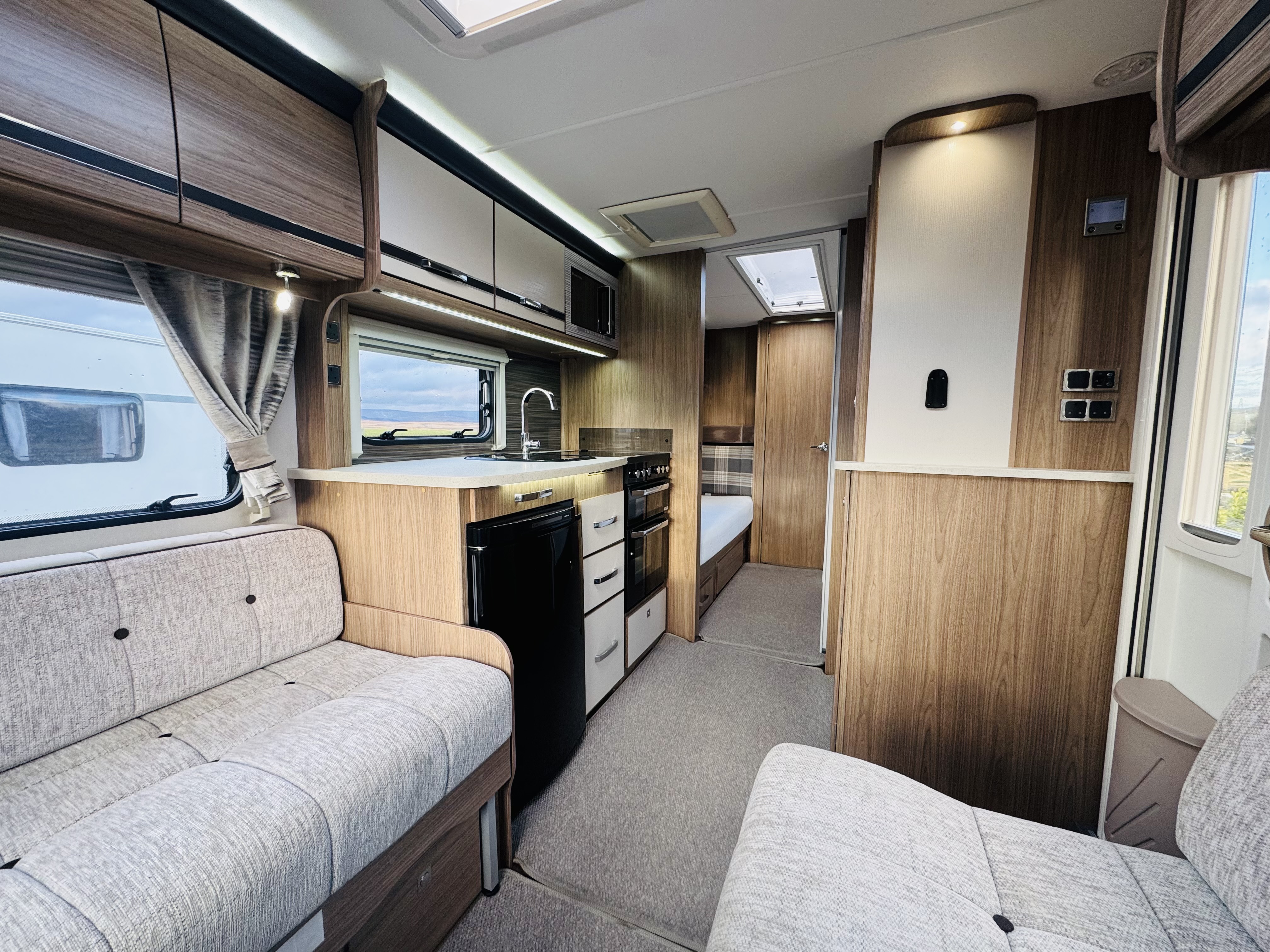 Coachman vip 565  Fixed single beds 