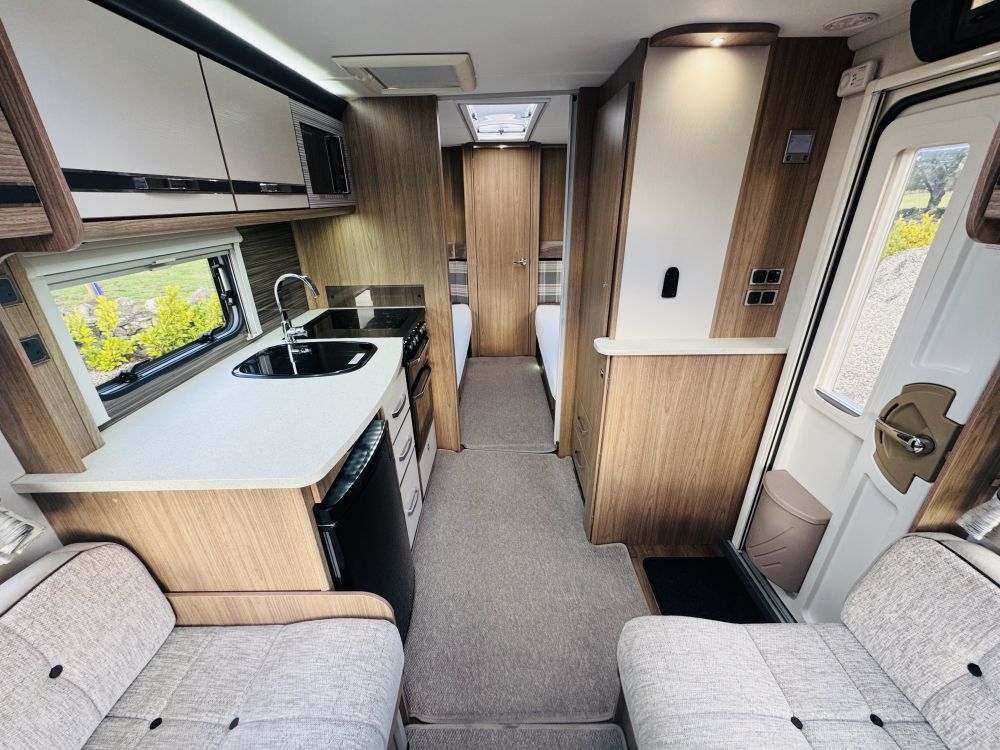 Coachman vip 565  Fixed single beds 