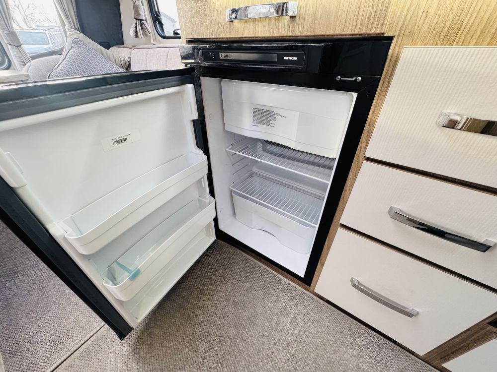 Coachman vip 565  Fixed single beds 