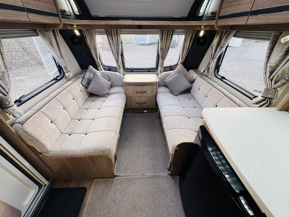 Coachman vip 565  Fixed single beds 