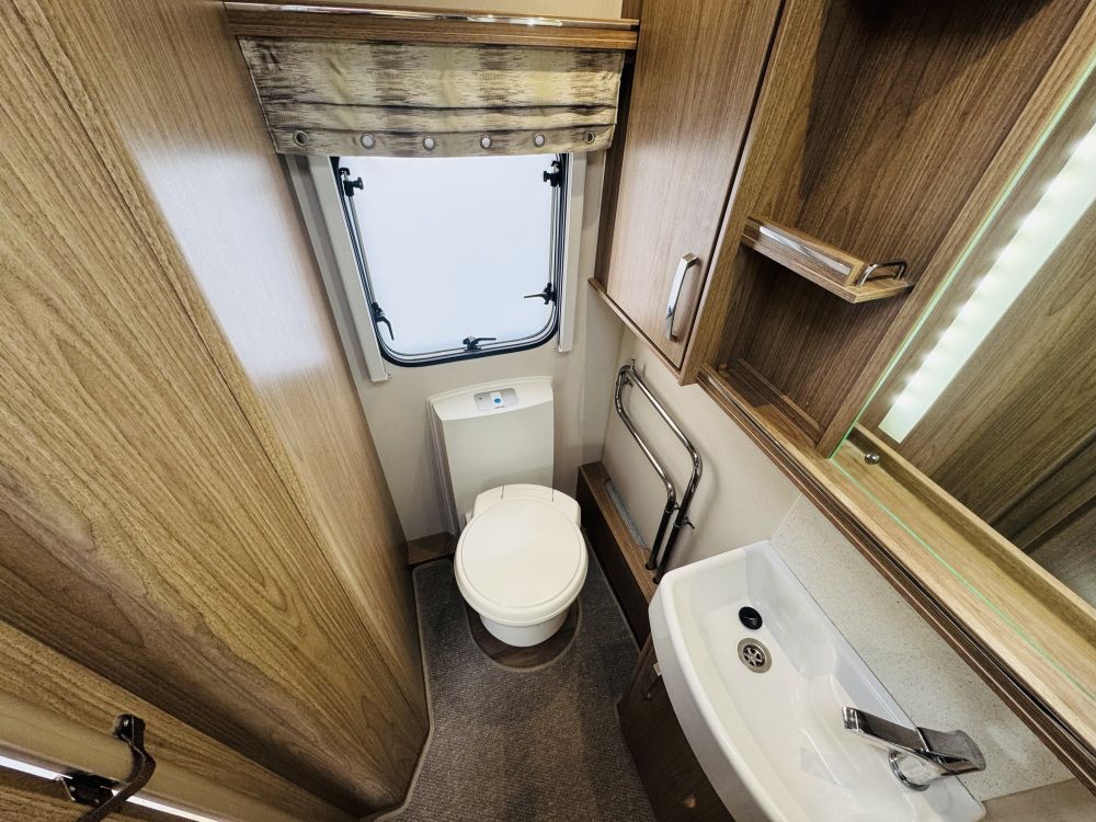 Coachman vip 565  Fixed single beds 