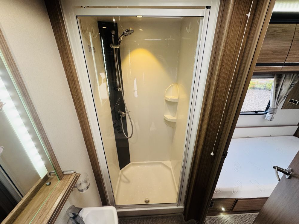 Coachman vip 565  Fixed single beds 