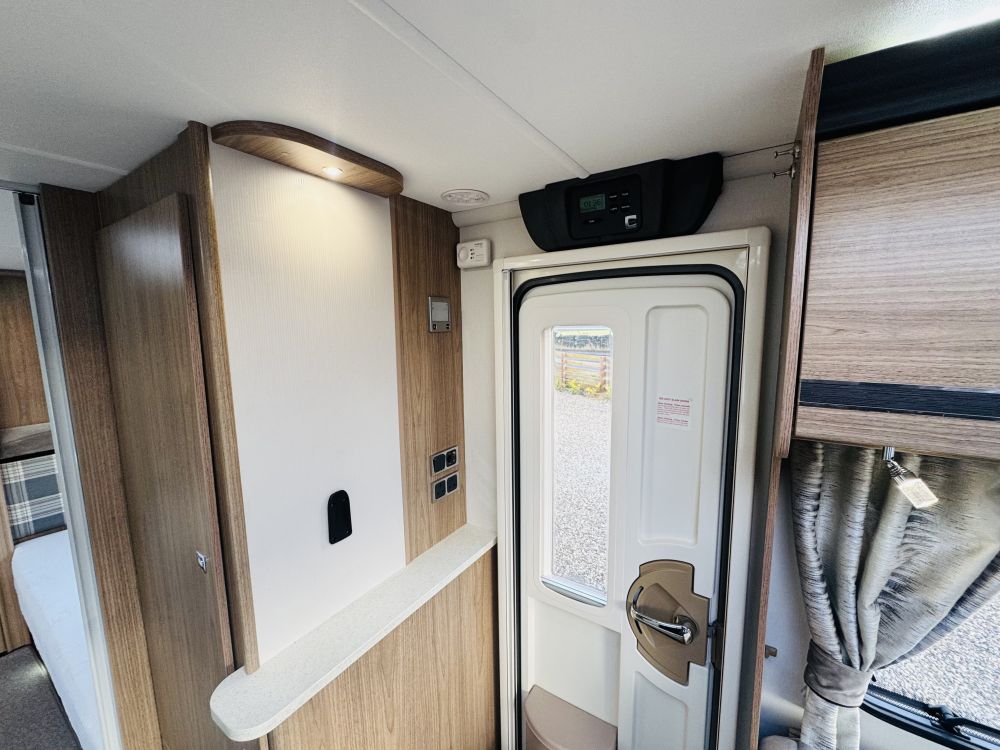 Coachman vip 565  Fixed single beds 